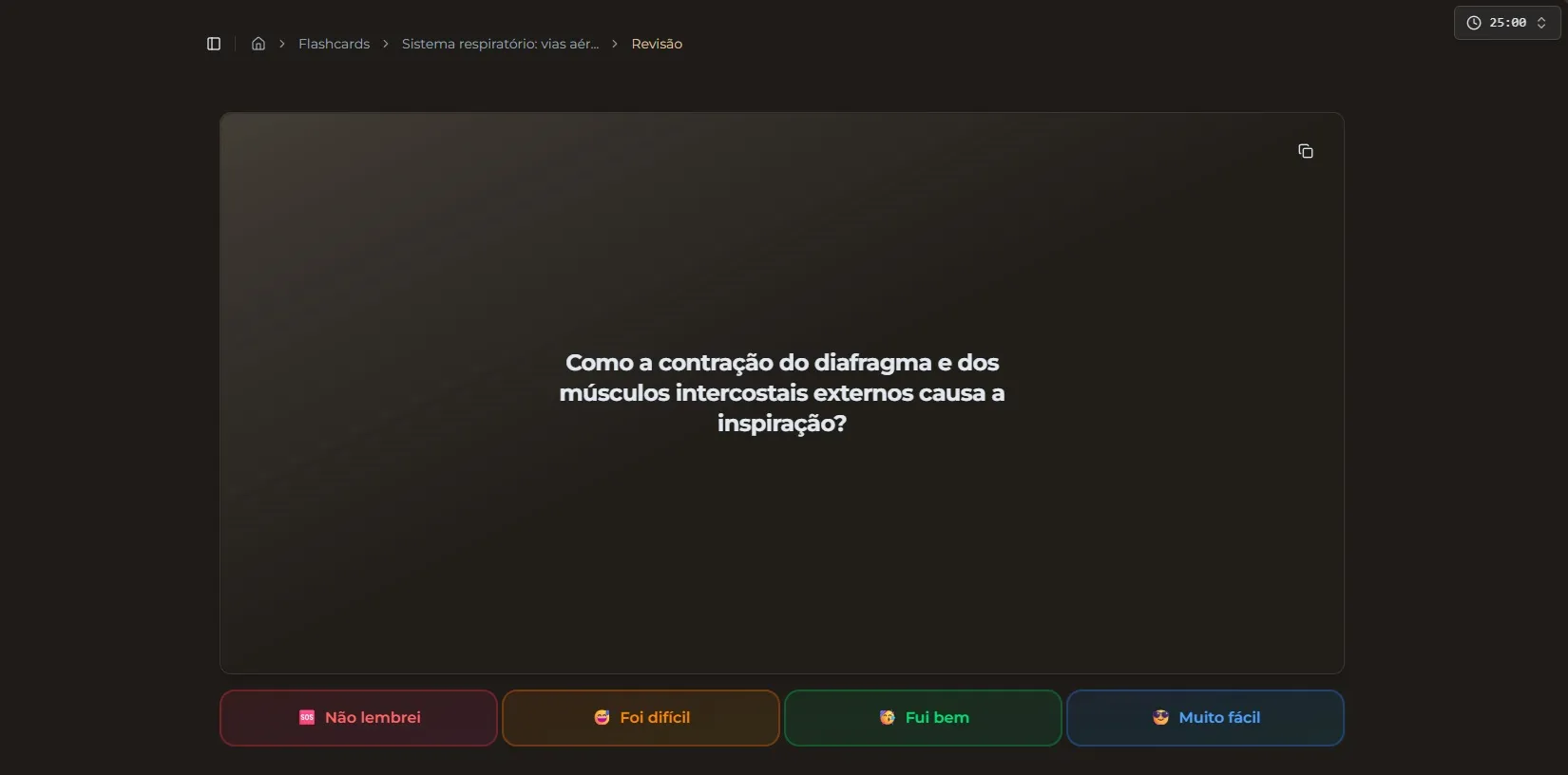 Mesa de estudo organizada com flashcards coloridos de anatomia mostrando ossos, músculos e órgãos, junto com um caderno, caneta e um laptop com diagrama anatômico.